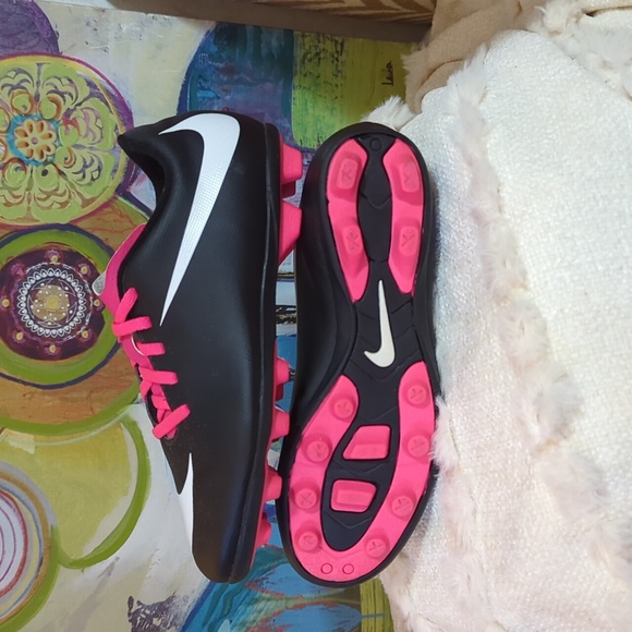Nike Junior Bravata Firm-Ground Soccer Cleat Black/Pink/White Size 3.5 Youth US - Picture 6 of 6